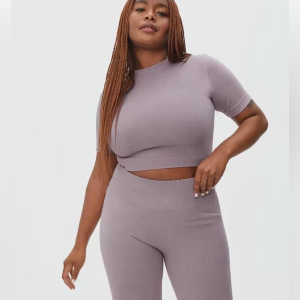 Everlane “the seamless tee” in dusty lavender- size medium/large